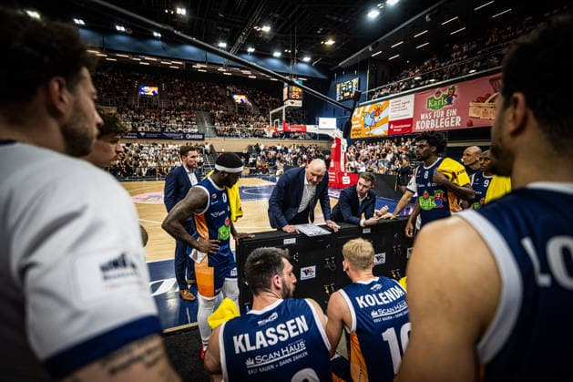 Rostock, Germany 02 May 2026 1 BBL 2025 2026 Sp 32 Rostock Seawolves vs Science City Jena Pictured center Przemyslaw Frasunkiewicz Rostock Seawolves during a timeout with the Seawolves team Copyright: xFotostandx xVoelkerx