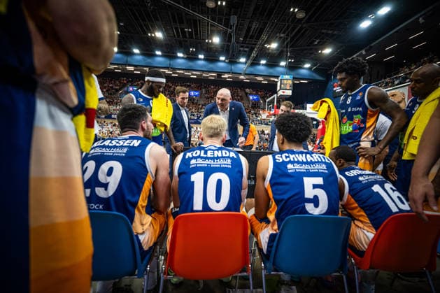 Rostock, Germany 02 May 2026 1 BBL 2025 2026 Sp 32 Rostock Seawolves vs Science City Jena Pictured center Przemyslaw Frasunkiewicz Rostock Seawolves during a timeout with the Seawolves team Copyright: xFotostandx xVoelkerx
