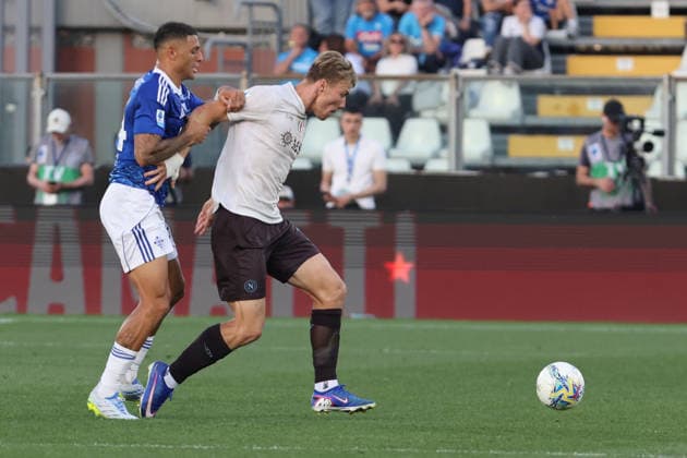 ComoÕs ComoÕs Diego Carlos NapoliÕs Rasmus Hojlund during the Serie A soccer match between Como and Napoli at the Giuseppe Sinigaglia stadium in Como, north Italy - May 2, 2026 - Soccer.  Copyright: xAntonioxSaiai LaPressex