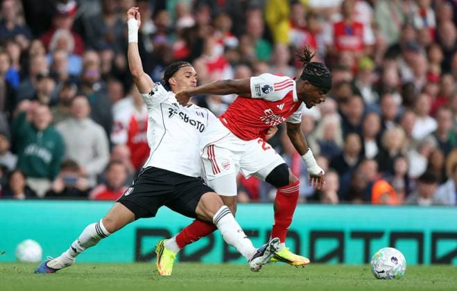 Antonee Robinson of Fulham and Noni Madueke of Arsenal in action Arsenal v Fulham, Premier League, Football, Emirates Stadium, London , UK - 02 May 2026London Emirates Stadium United Kingdom EDITORIAL USE ONLY No use with unauthorised audio, video, data, fixture lists, club league logos or live services. Online in-match use limited to 120 images, no video emulation. No use in betting, games or single club league player publications.  Copyright: xKieranxMcManus Shutterstockx 16854568ae