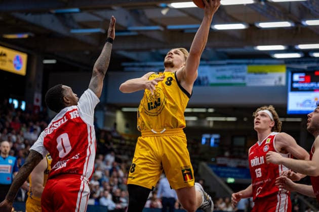 Cedric Cezell Russel Jr RheinStars Koeln, 00 Lucas Mayer Bozic Estriche Knights Kirchheim, 08 Adam John Paige RheinStars Koeln, 13 GER, Bozic Estriche Knights Kirchheim vs RheinStars Koeln, BARMER 2 Basketball Bundesliga, 34 Matchday, Season 2025 2026, 02 05 2026 , GER, Bozic Estriche Knights Kirchheim vs RheinStars Koeln, BARMER 2 Basketball Bundesliga, 34 Matchday, Season 2025 2026, 02 05 2026 Goeppingen Copyright: xEibner-Pressefoto NinaxSanderx EP_NSR