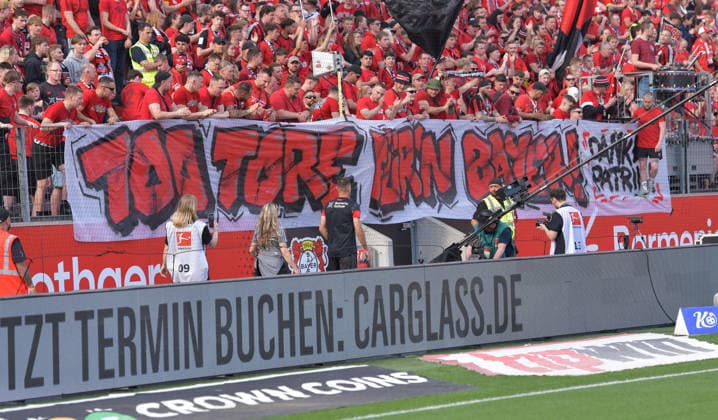 Sport Bilder des Tages 02.05.2026, xblx, Fussball 1.Bundesliga, Bayer 04 Leverkusen - RB Leipzig v.l. Patrik Schick (Bayer Leverkusen) wird von den Fans für 100 Tore gefeiert (DFL DFB REGULATIONS PROHIBIT ANY USE OF PHOTOGRAPHS as IMAGE SEQUENCES and or QUASI-VIDEO) Leverkusen *** 02 05 2026, xblx, Soccer 1 Bundesliga, Bayer 04 Leverkusen RB Leipzig v l Patrik Schick Bayer Leverkusen is celebrated by the fans for 100 goals DFL DFB REGULATIONS PROHIBIT ANY USE OF PHOTOGRAPHS as IMAGE SEQUENCES and or QUASI VIDEO Leverkusen
