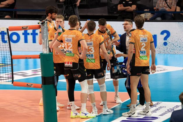 DEU, DVV, 1 VBL, BR Volleys vs SVG Lueneburg, 02 05 2026, Max Schmeling Halle, Berlin, DEU, DVV, 1 VBL, BR Volleys vs SVG Lueneburg, in the picture coach Alexandre Leal BR Volleys , BR Volleys players circle nordphotoxGmbHx xEngler nph00076