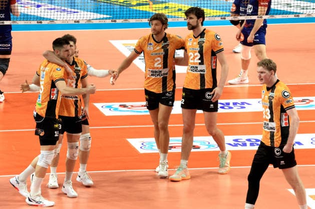 DEU, DVV, 1 VBL, BR Volleys vs SVG Lueneburg, 02 05 2026, Max Schmeling Halle, Berlin, DEU, DVV, 1 VBL, BR Volleys vs SVG Lueneburg, in the picture BR Volleys players circle nordphotoxGmbHx xEngler nph00076