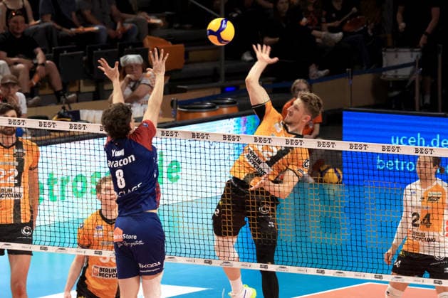 DEU, DVV, 1 VBL, BR Volleys vs SVG Lueneburg, 02 05 2026, Max Schmeling Halle, Berlin, DEU, DVV, 1 VBL, BR Volleys vs SVG Lueneburg, in the picture Florian Krage Brewitz BR Volleys 12 , Cole Young Lueneburg 8 nordphotoxGmbHx xEngler nph00076