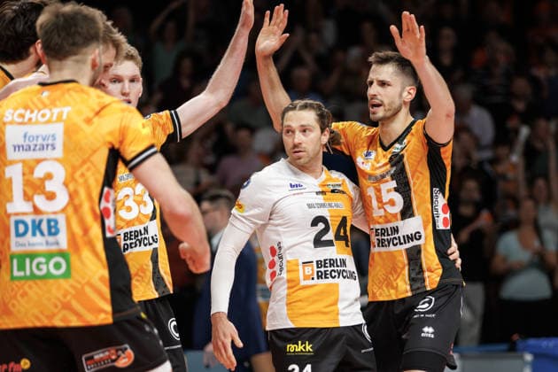 02 05 26, Berlin, Volleyball, Final, Matchday 2, Berlin Recycling Volleys SVG Lüneburg Moritz Reichert BR Volleys and Kyle Dagostino BR Volleys cheer with their teammates after winning points Final, Matchday 2, Berlin Recycling Volleys SVG Lüneburg