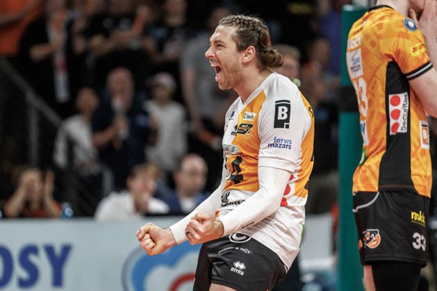 02 05 26, Berlin, Volleyball, Final, Matchday 2, Berlin Recycling Volleys SVG Lüneburg Kyle Dagostino BR Volleys celebrates with his teammates after winning the point Final, Matchday 2, Berlin Recycling Volleys SVG Lüneburg