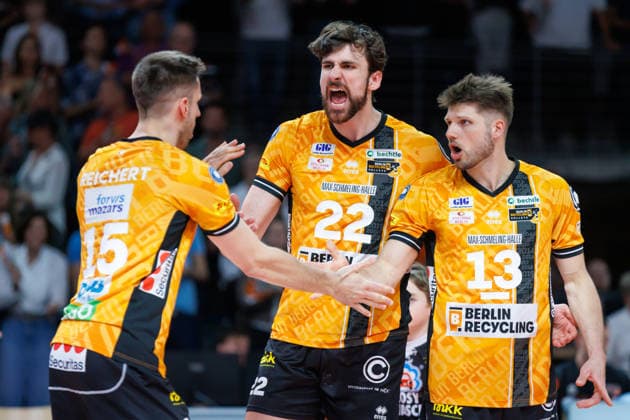 02 05 26, Berlin, Volleyball, Final, Matchday 2, Berlin Recycling Volleys SVG Lüneburg Jake Hanes BR Volleys celebrates with his teammates after winning the point Final, Matchday 2, Berlin Recycling Volleys SVG Lüneburg