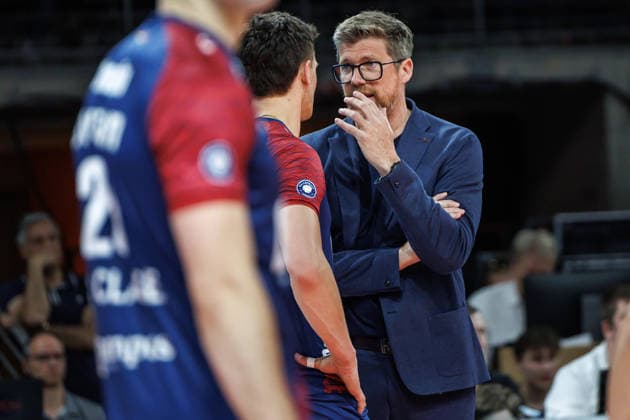 02 05 26, Berlin, Volleyball, Final, Matchday 2, Berlin Recycling Volleys SVG Lüneburg Stefan Hübner SVG Lüneburg discusses with his player Final, Matchday 2, Berlin Recycling Volleys SVG Lüneburg