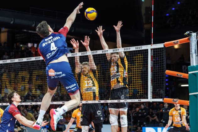 02 05 26, Berlin, Volleyball, Final, Matchday 2, Berlin Recycling Volleys SVG Lüneburg Christopher Byam plays the ball over the net Final, Matchday 2, Berlin Recycling Volleys SVG Lüneburg