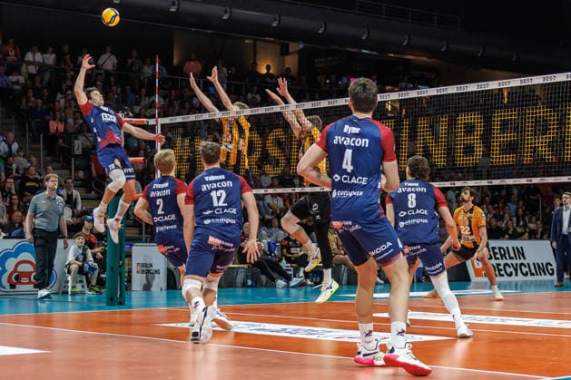 02 05 26, Berlin, Volleyball, Final, Matchday 2, Berlin Recycling Volleys SVG Lüneburg Ethan Champlin plays the ball over the net Final, Matchday 2, Berlin Recycling Volleys SVG Lüneburg