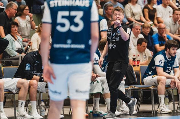 Arnor Por Gunnarsson Bergischer HC, Coach gives Soeren Steinhaus Bergischer HC, 53 Instructions Bergischer HC vs TSV Hannover Burgdorf, Handball, Daikin 1 HBL, Matchday 30, Season 2025 26, 02 04 2026, Bergischer HC vs TSV Hannover Burgdorf, Handball, Daikin 1 HBL, Matchday 30, Season 2025 26, 02 04 2026 Wuppertal Copyright: xEibner-Pressefoto LukasxBaldygax EP_LBA