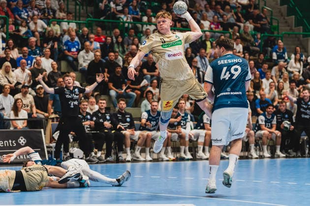 Arnor Por Gunnarsson Bergischer HC, coach protests and raises his arms, Vilhelm Poulsen TSV Hannover Burgdorf, 09 rises high to throw, Aron Seesing Bergischer HC, 49 comes too late Bergischer HC vs TSV Hannover Burgdorf, Handball, Daikin 1 HBL, Matchday 30, Season 2025 26, 02 04 2026, Bergischer HC vs TSV Hannover Burgdorf, Handball, Daikin 1 HBL, Matchday 30, Season 2025 26, 02 04 2026 Wuppertal Copyright: xEibner-Pressefoto LukasxBaldygax EP_LBA