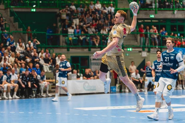 Lukas Stutzke TSV Hannover Burgdorf, 39 on the counter-attack and a jump shot, Kim Voss Fels Bergischer HC, 21 looks behind Bergischer HC vs TSV Hannover Burgdorf, Handball, Daikin 1 HBL, Matchday 30, Season 2025 26, 02 04 2026, Bergischer HC vs TSV Hannover Burgdorf, Handball, Daikin 1 HBL, Matchday 30, Season 2025 26, 02 04 2026 Wuppertal Copyright: xEibner-Pressefoto LukasxBaldygax EP_LBA