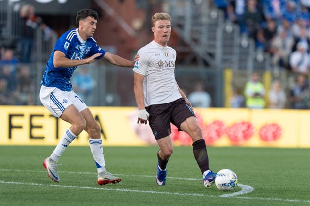 Como 1907 v SSC Napoli - Serie A Enilive Rasmus Hojlund of SSC Napoli and Jacobo Ramon of Como 1907 compete for the ball during the serie Serie A Enilive match between Como 1907 and SSC Napoli at Stadio Giuseppe Sinigaglia on May 2, 2026 in Como, Italy Como Stadio Giuseppe Sinigaglia Lombardia Italy Copyright: xGiuseppexMaffiax 260502_SerieA_Como-Napoli_GM_07514