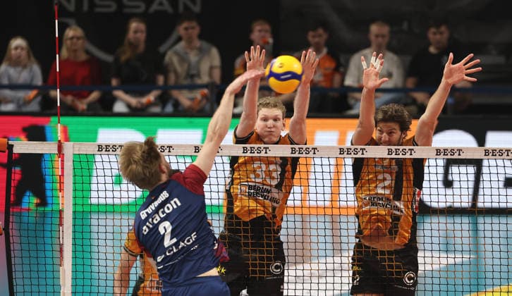 Daniel Gruvaeus in attack, Fedor Ivanov, Matthew Knigge duel Match scene Action Sport Volleyball Bundesliga Mens Play Off Final 2 Match Season 2025 2026 02 05 2026 BR Volleys Berlin BRV vs SVG Lüneburg