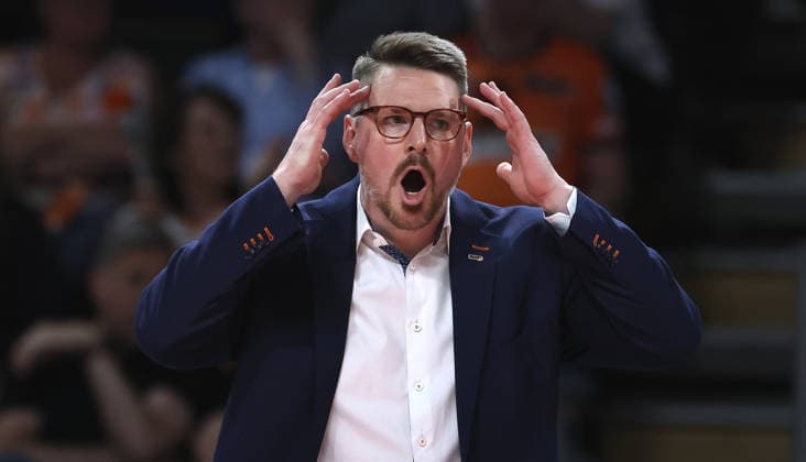 Coach Markus Steuerwald pointing, gesticulating upper body action Sport Volleyball Bundesliga Mens Play Off Final 2 Match Season 2025 2026 02 05 2026 BR Volleys Berlin BRV vs SVG Lüneburg