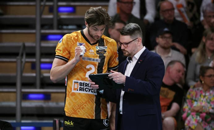 Coach Markus Steuerwald gives Matthew Knigge instructions Upper body action Sport Volleyball Bundesliga Mens Play Off Final 2 Match Season 2025 2026 02 05 2026 BR Volleys Berlin BRV vs SVG Lüneburg