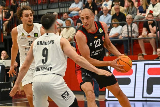 Dennis Heinzmann Bayer Giants Leverkusen, 22 vs Linus Ruf Artland Dragons, 20 and Buzz Anthony Artland Dragons, 09 Artland Dragons vs Bayer Giants Leverkusen, 2 Basketball Bundesliga, Pro A, 34 Matchday, Season 2025 2026, 02 05 2026, Artland Dragons vs Bayer Giants Leverkusen, 2 Basketball Bundesliga, Pro A, 34 Matchday, Season 2025 2026, 02 05 2026 Quakenbrueck Copyright: xEibner-Pressefoto RobertxGertzenx EP_RGN