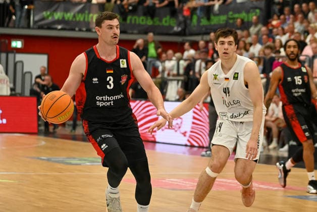 Luca Kahl Bayer Giants Leverkusen, 03 vs Ivan Volf Artland Dragons, 44 Artland Dragons vs Bayer Giants Leverkusen, 2 Basketball Bundesliga, Pro A, 34 Matchday, Season 2025 2026, 02 05 2026, Artland Dragons vs Bayer Giants Leverkusen, 2 Basketball Bundesliga, Pro A, 34 Matchday, Season 2025 2026, 02 05 2026 Quakenbrueck Copyright: xEibner-Pressefoto RobertxGertzenx EP_RGN