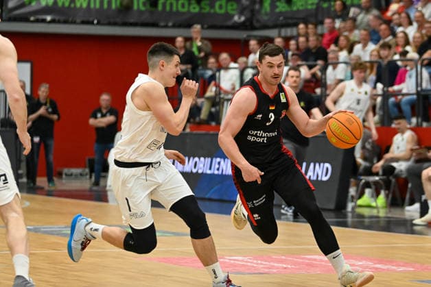 Luca Kahl Bayer Giants Leverkusen, 03 on the ball against Nate Patrone Artland Dragons, 01 Artland Dragons vs Bayer Giants Leverkusen, 2 Basketball Bundesliga, Pro A, 34 Matchday, Season 2025 2026, 02 05 2026, Artland Dragons vs Bayer Giants Leverkusen, 2 Basketball Bundesliga, Pro A, 34 Matchday, Season 2025 2026, 02 05 2026 Quakenbrueck Copyright: xEibner-Pressefoto RobertxGertzenx EP_RGN