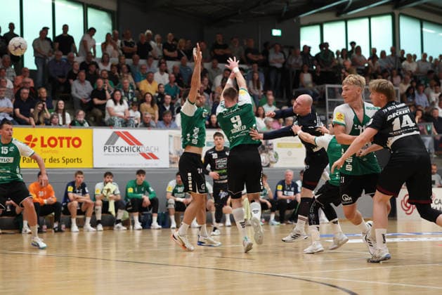 02 05 2026, Handball, Men, 3 Liga Staffel Süd West, Season 2025 2026, HG Saarlouis TV Homburg, Philipp Kockler HG Saarlouis , Andreas Schneider TV Homburg , Muhamet Durmishi HG Saarlouis Saarlouis Stadtgartenhalle Saarland Germany DEU Copyright: xSebastianxBachx