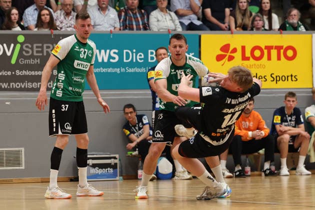 02 05 2026, Handball, Men, 3 Liga Staffel Süd West, Season 2025 2026, HG Saarlouis TV Homburg, Jan Ole Schimmel TV Homburg , Yves Kunkel HG Saarlouis , Tom Paetow HG Saarlouis Saarlouis Stadtgartenhalle Saarland Germany DEU Copyright: xSebastianxBachx