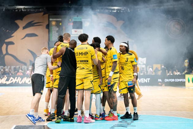 Circle of Ludwigsburg before the start of the game GER, Basketball Loewen Braunschweig vs MHP Riesen Ludwigsburg, Basketball, easyCredit BBL, Week 32, Season 2025 26, 02 05 2026 GER, Basketball Loewen Braunschweig vs MHP Riesen Ludwigsburg, Basketball, easyCredit BBL, Week 32, Season 2025 26, 02 05 2026 Braunschweig Copyright: xEibner-Pressefoto DanielxREINELTx EP_DRT
