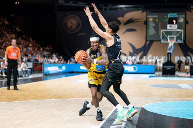 Stef Smith Nr 3 MHP Riesen Ludwigsburg vs Adrian Worthy Nr 0 Basketball Loewen Braunschweig GER, Basketball Loewen Braunschweig vs MHP Riesen Ludwigsburg, Basketball, easyCredit BBL, Week 32, Season 2025 26, 02 05 2026 GER, Basketball Loewen Braunschweig vs MHP Riesen Ludwigsburg, Basketball, easyCredit BBL, Week 32, Season 2025 26, 02 05 2026 Braunschweig Copyright: xEibner-Pressefoto DanielxREINELTx EP_DRT
