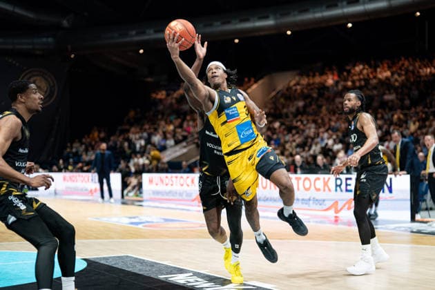 Stef Smith Nr 3 MHP Riesen Ludwigsburg prevails against Oluwasimisola Shittu Nr 45 Basketball Loewen Braunschweig and Chip Flanigan Nr 30 Basketball Loewen Braunschweig GER, Basketball Loewen Braunschweig vs MHP Riesen Ludwigsburg, Basketball, easyCredit BBL, Week 32, Season 2025 26, 02 05 2026 GER, Basketball Loewen Braunschweig vs MHP Riesen Ludwigsburg, Basketball, easyCredit BBL, Week 32, Season 2025 26, 02 05 2026 Braunschweig Copyright: xEibner-Pressefoto DanielxREINELTx EP_DRT