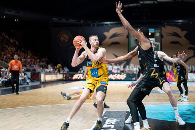 Jonas Wohlfarth Bottermann Nr 18 MHP Riesen Ludwigsburg vs David NGuessan Nr 1 Basketball Loewen Braunschweig GER, Basketball Loewen Braunschweig vs MHP Riesen Ludwigsburg, Basketball, easyCredit BBL, Week 32, Season 2025 26, 02 05 2026 GER, Basketball Loewen Braunschweig vs MHP Riesen Ludwigsburg, Basketball, easyCredit BBL, Week 32, Season 2025 26, 02 05 2026 Braunschweig Copyright: xEibner-Pressefoto DanielxREINELTx EP_DRT