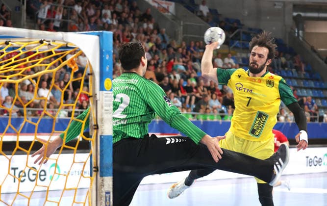 02 05 2026, Germany, Bietigheim, Handball 2 Bundesliga, SG BBM Bietigheim vs VfL Eintracht Hagen, f l Martin Tomovski BBM , Pouya Norouzinezhad Hagen
