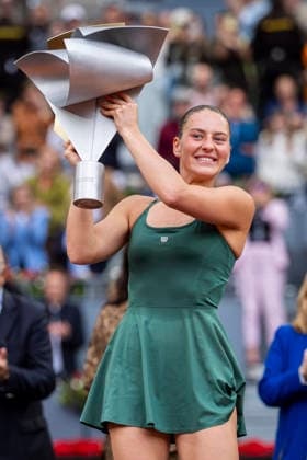 Mutua Madrid Open - Day Thirteen MADRID, SPAIN - MAY 2: Marta Kostyuk of Ukraine lifts the trophy following her victory over Mirra Andreeva in the Women s Singles Final during Day Thirteen of the Mutua Madrid Open at La Caja Magica on May 02, 2026 in Madrid, Spain. Madrid La Caja Magica Madrid Spain Copyright: xAlbertoxGardinx AGardin_20260502_Tennis_Madrid_Day13_1303