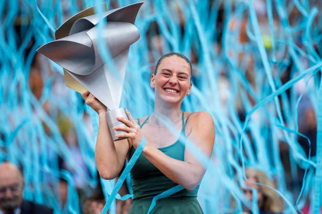 Mutua Madrid Open - Day Thirteen MADRID, SPAIN - MAY 2: Marta Kostyuk of Ukraine lifts the trophy following her victory over Mirra Andreeva in the Women s Singles Final during Day Thirteen of the Mutua Madrid Open at La Caja Magica on May 02, 2026 in Madrid, Spain. Madrid La Caja Magica Madrid Spain Copyright: xAlbertoxGardinx AGardin_20260502_Tennis_Madrid_Day13_1304