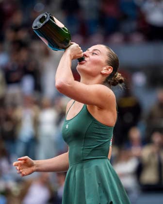 Sport Bilder des Tages Mutua Madrid Open - Day Thirteen MADRID, SPAIN - MAY 2: Marta Kostyuk of Ukraine deinks wine following her victory over Mirra Andreeva in the Women s Singles Final during Day Thirteen of the Mutua Madrid Open at La Caja Magica on May 02, 2026 in Madrid, Spain. Madrid La Caja Magica Madrid Spain Copyright: xAlbertoxGardinx AGardin_20260502_Tennis_Madrid_Day13_1305