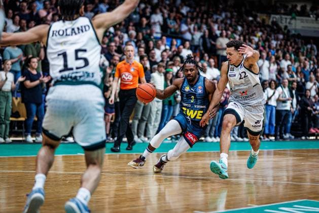 Chris Clemons EWE Baskets Oldenburg in a duel with Nolan Adekunle Gladiators Trier , Vet Concept Gladiators Trier vs EWE Baskets Oldenburg, Basketball , Basketball, easyCredit BBL, 32 Matchday, Season 2025 2026, 02 05 2026 Vet Concept Gladiators Trier vs EWE Baskets Oldenburg, Basketball , Basketball, easyCredit BBL, 32 Matchday, Season 2025 2026, 02 05 2026 Copyright: xEibner-Pressefoto AlexanderxNeisx EP_ANS
