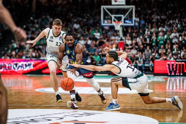 Chris Clemons EWE Baskets Oldenburg in a duel with Marten Linssen Gladiators Trier and Jordan Roland Gladiators Trier , Vet Concept Gladiators Trier vs EWE Baskets Oldenburg, Basketball , Basketball, easyCredit BBL, Matchday 32, Season 2025 2026, 02 05 2026 Vet Concept Gladiators Trier vs EWE Baskets Oldenburg, Basketball , Basketball, easyCredit BBL, Matchday 32, Season 2025 2026, 02 05 2026 Copyright: xEibner-Pressefoto AlexanderxNeisx EP_ANS