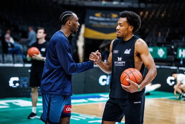Kyle Lofton EWE Baskets Oldenburg and George King Gladiators Trier greet each other, Vet Concept Gladiators Trier vs EWE Baskets Oldenburg, Basketball , Basketball, easyCredit BBL, 32 Matchday, Season 2025 2026, 02 05 2026 Vet Concept Gladiators Trier vs EWE Baskets Oldenburg, Basketball , Basketball, easyCredit BBL, 32 Matchday, Season 2025 2026, 02 05 2026 Copyright: xEibner-Pressefoto AlexanderxNeisx EP_ANS