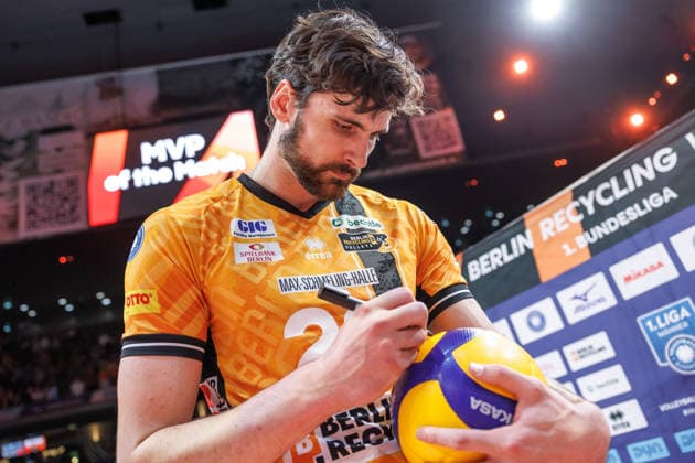 02 05 26, Berlin, Volleyball, Final, Matchday 2, Berlin Recycling Volleys SVG Lüneburg Jake Hanes BR Volleys signs the ball Final, Matchday 2, Berlin Recycling Volleys SVG Lüneburg