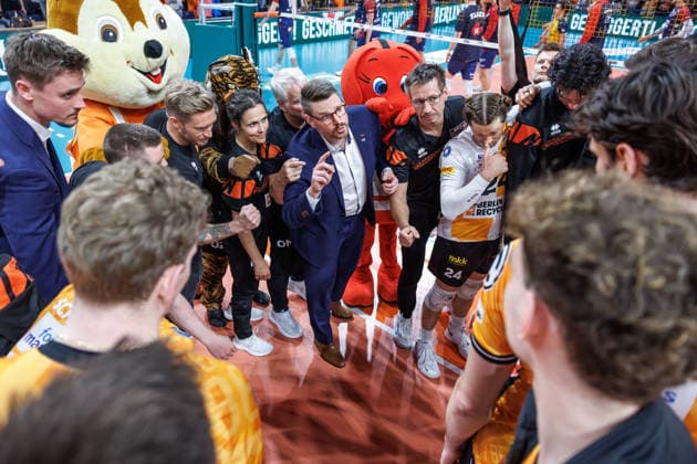 02 05 26, Berlin, Volleyball, Final, Matchday 2, Berlin Recycling Volleys SVG Lüneburg Coach Markus Steuerwald BR Volleys celebrates victory with his team Final, Matchday 2, Berlin Recycling Volleys SVG Lüneburg