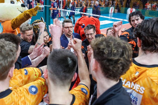 02 05 26, Berlin, Volleyball, Final, Matchday 2, Berlin Recycling Volleys SVG Lüneburg Coach Markus Steuerwald BR Volleys celebrates victory with his team Final, Matchday 2, Berlin Recycling Volleys SVG Lüneburg