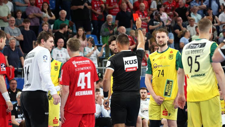 02 05 2026, Germany, Bietigheim, Handball 2 Bundesliga, SG BBM Bietigheim vs VfL Eintracht Hagen, red card for Philip Jungemann Hagen