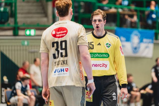 Lukas Stutzke TSV Hannover Burgdorf, 39 talks to Joel Birlehm TSV Hannover Burgdorf, 35 Bergischer HC vs TSV Hannover Burgdorf, Handball, Daikin 1 HBL, Matchday 30, Season 2025 26, 02 04 2026, Bergischer HC vs TSV Hannover Burgdorf, Handball, Daikin 1 HBL, Matchday 30, Season 2025 26, 02 04 2026 Wuppertal Copyright: xEibner-Pressefoto LukasxBaldygax EP_LBA