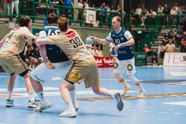 Thomas Alfred Solstad TSV Hannover Burgdorf, 44 , Aron Seesing Bergischer HC, 49 in a duel with Lukas Stutzke TSV Hannover Burgdorf, 39 and Fynn Hangstein Bergischer HC, 10 has the ball Bergischer HC vs TSV Hannover Burgdorf, Handball, Daikin 1 HBL, Matchday 30, Season 2025 26, 02 04 2026, Bergischer HC vs TSV Hannover Burgdorf, Handball, Daikin 1 HBL, Matchday 30, Season 2025 26, 02 04 2026 Wuppertal Copyright: xEibner-Pressefoto LukasxBaldygax EP_LBA