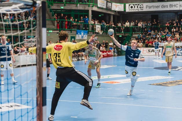 Joel Birlehm TSV Hannover Burgdorf, 35 trying to stop a 7-meter from Noah Beyer Bergischer HC, 02 Bergischer HC vs TSV Hannover Burgdorf, Handball, Daikin 1 HBL, Matchday 30, Season 2025 26, 02 04 2026, Bergischer HC vs TSV Hannover Burgdorf, Handball, Daikin 1 HBL, Matchday 30, Season 2025 26, 02 04 2026 Wuppertal Copyright: xEibner-Pressefoto LukasxBaldygax EP_LBA