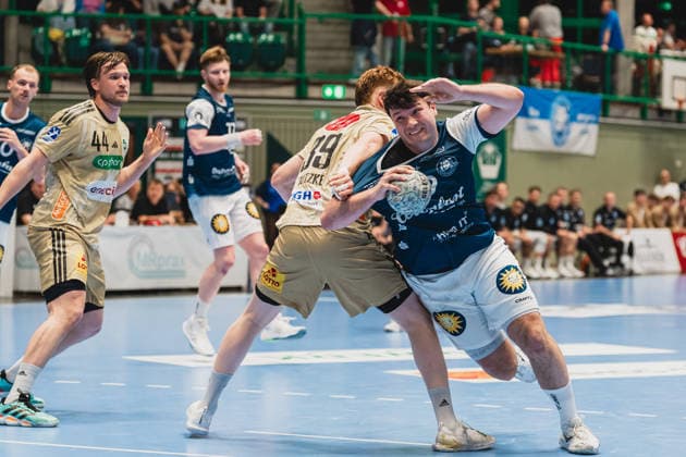 Thomas Alfred Solstad TSV Hannover Burgdorf, 44 shoat the duel of Lukas Stutzke TSV Hannover Burgdorf, 39 and Aron Seesing Bergischer HC, 49 to Bergischer HC vs TSV Hannover Burgdorf, Handball, Daikin 1 HBL, Matchday 30, Season 2025 26, 02 04 2026, Bergischer HC vs TSV Hannover Burgdorf, Handball, Daikin 1 HBL, Matchday 30, Season 2025 26, 02 04 2026 Wuppertal Copyright: xEibner-Pressefoto LukasxBaldygax EP_LBA