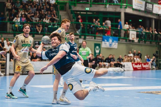Sport Bilder des Tages Thomas Alfred Solstad (TSV Hannover-Burgdorf, 44) schaut dem Wurf von Aron Seesing (Bergischer HC, 49) zu Bergischer HC vs. TSV Hannover-Burgdorf, Handball, Daikin 1.HBL, 30.Spieltag, Saison 2025 26, 02.04.2026, Bergischer HC vs. TSV Hannover-Burgdorf, Handball, Daikin 1.HBL, 30.Spieltag, Saison 2025 26, 02.04.2026 Wuppertal *** Thomas Alfred Solstad TSV Hannover Burgdorf, 44 watches the throw of Aron Seesing Bergischer HC, 49 to Bergischer HC vs TSV Hannover Burgdorf, Handball, Daikin 1 HBL, Matchday 30, Season 2025 26, 02 04 2026, Bergischer HC vs TSV Hannover Burgdorf, Handball, Daikin 1 HBL, Matchday 30, Season 2025 26, 02 04 2026 Wuppertal Copyright: xEibner-Pressefoto LukasxBaldygax EP_LBA