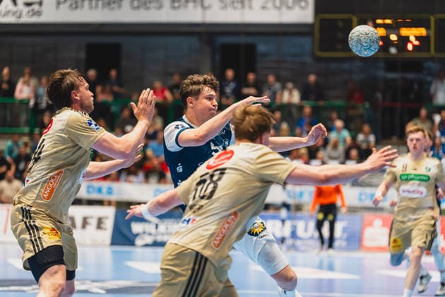 Thomas Alfred Solstad TSV Hannover Burgdorf, 44 comes too late to prevent the pass from Soeren Steinhaus Bergischer HC, 53 Bergischer HC vs TSV Hannover Burgdorf, Handball, Daikin 1 HBL, Matchday 30, Season 2025 26, 02 04 2026, Bergischer HC vs TSV Hannover Burgdorf, Handball, Daikin 1 HBL, Matchday 30, Season 2025 26, 02 04 2026 Wuppertal Copyright: xEibner-Pressefoto LukasxBaldygax EP_LBA