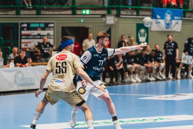 Hannes Feise TSV Hannover Burgdorf, 56 schuat dem Pass von 77 zu Bergischer HC vs TSV Hannover Burgdorf, Handball, Daikin 1 HBL, 30 Spieltag, Saison 2025 26, 02 04 2026, Bergischer HC vs TSV Hannover Burgdorf, Handball, Daikin 1 HBL, 30 Spieltag, Saison 2025 26, 02 04 2026 Wuppertal Copyright: xEibner-Pressefoto LukasxBaldygax EP_LBA