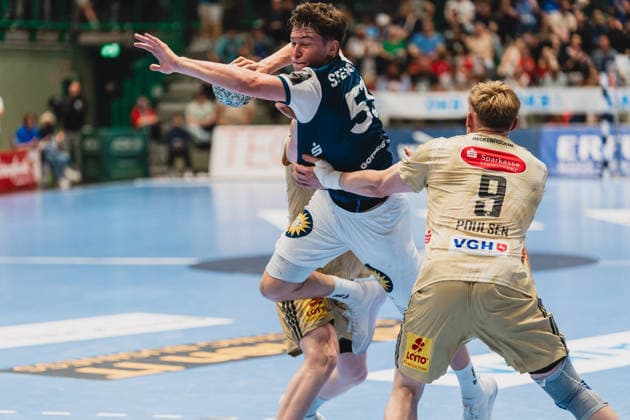 Soeren Steinhaus Bergischer HC, 53 kaempft sich durch, Vilhelm Poulsen TSV Hannover Burgdorf, 09 Bergischer HC vs TSV Hannover Burgdorf, Handball, Daikin 1 HBL, Matchday 30, Season 2025 26, 02 04 2026, Bergischer HC vs TSV Hannover Burgdorf, Handball, Daikin 1 HBL, Matchday 30, Season 2025 26, 02 04 2026 Wuppertal Copyright: xEibner-Pressefoto LukasxBaldygax EP_LBA